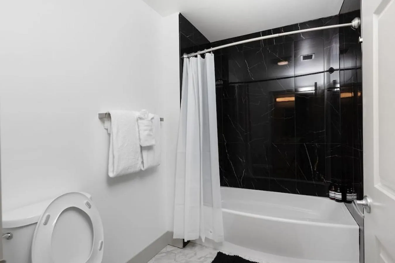 Apartmán Stylish 4 Bed - 2 Mins To Stadium - Free Parking - Gym - Views Charlotte
