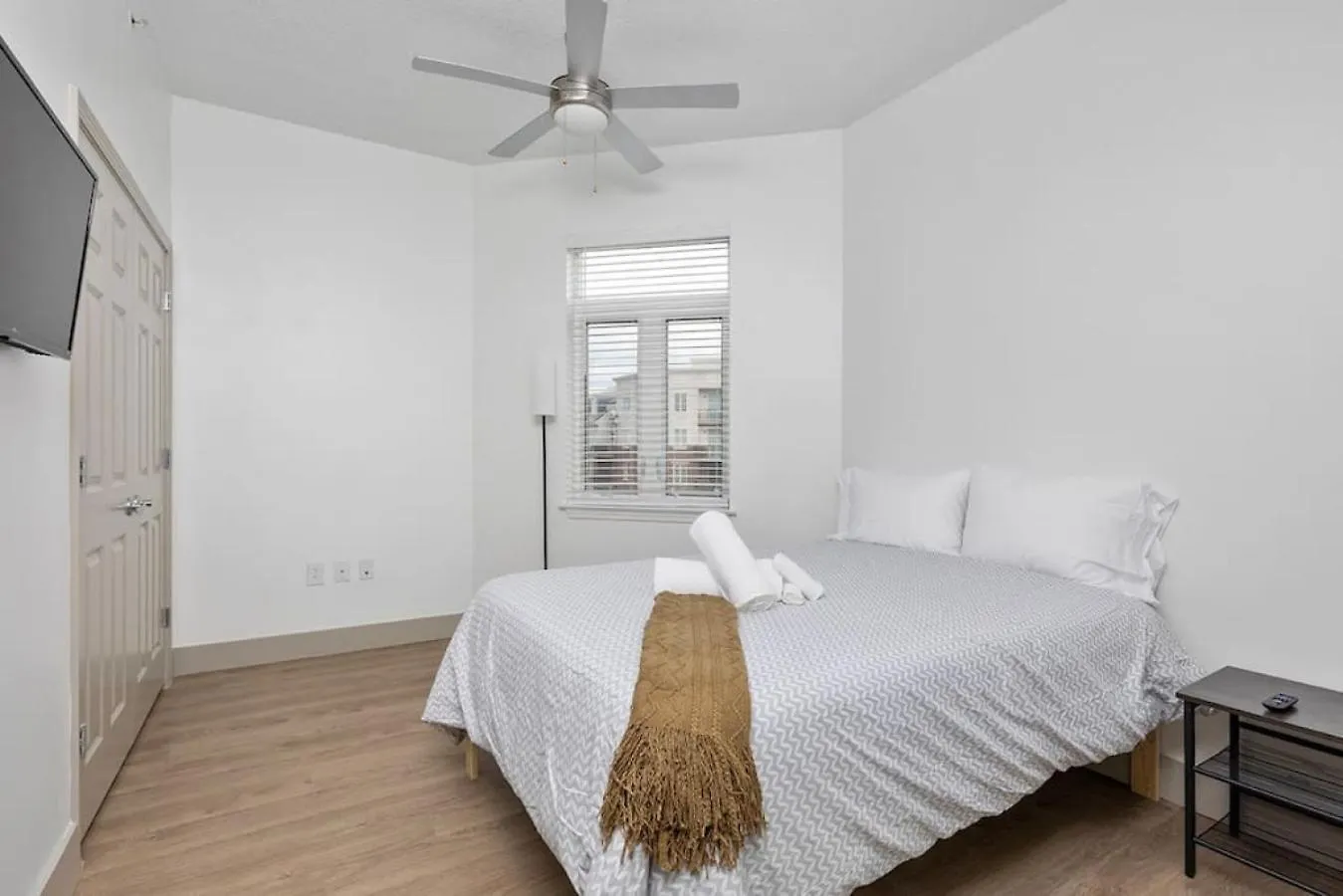 Stylish 4 Bed - 2 Mins To Stadium - Free Parking - Gym - Views Charlotte Apartmán